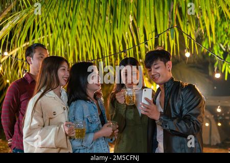 Giovani asiatici che si uniscono alle feste e videochiamate per fare amicizia. Foto Stock