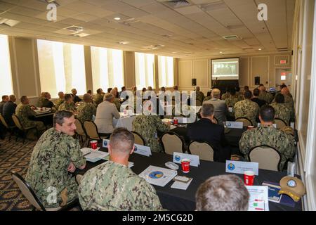 PENSACOLA, Fla. (1 marzo 2022) i leader di tutto il dominio Naval Education and Training Command/MyNavy HR Force Development si riuniscono per una primavera fuori sede presso la Naval Air Station Pensacola. L’incontro è stato un’occasione per discutere una serie di priorità e questioni che si estendono attraverso la missione “da strada a flotta” di reclutamento, formazione e consegna alla flotta di combattenti pronti per il combattimento. Foto Stock