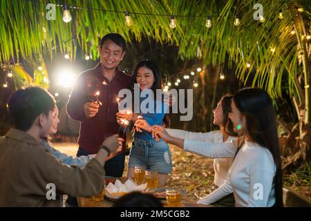 i giovani festeggiano con gioia le scintille Foto Stock