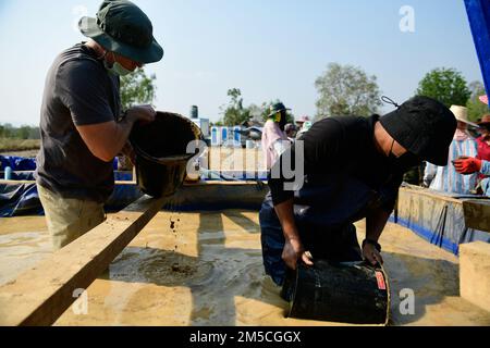 STATI UNITI Steve Lauzo, a destra e negli Stati Uniti James Slater, assegnato al distaccamento 1 della Defense POW/mia Accounting Agency (DPAA), pulisce il mucchio e i detriti da un serbatoio di wet-screen durante un'operazione di scavo nella provincia di Lampang, Regno di Thailandia, 1 marzo 2022. Questa missione è lo sforzo di DPAA di individuare un membro del servizio mancante in un sito di incidente durante la seconda guerra mondiale La missione di DPAA è quella di ottenere la contabilità più completa possibile per il personale degli Stati Uniti mancante e non contabilizzato per le loro famiglie e la nazione (Stati Uniti Army video di Sgt. 1st Classe Michael o'Neal) Foto Stock