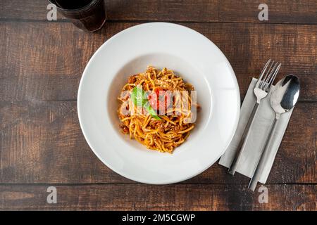 Spaghetti con salsa bolognese su piatto di porcellana bianca Foto Stock