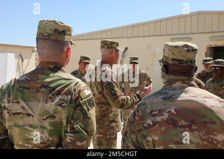 Stalvey (a sinistra) e 1st Sgt. Jones (a destra) Ascolta Stewart (al centro) rispondi alle domande. Brig. Il generale Stewart è il comandante del comando di difesa missilistica e aerea dell'esercito del 32nd. Visitò i soldati di Bravo Battery, 1-44 Air Defense Artillery mentre conduceva la circolazione sul campo di battaglia Foto Stock