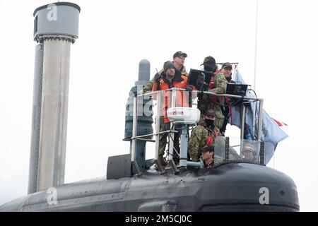 Il futuro USS Oregon (SSN 793) entra nella base sottomarina New London a Groton, Conn., martedì 1 marzo 2022 per la prima volta dopo la partenza dal cantiere navale di General Dynamics Corp. Electric Boat all'inizio della giornata. Gli Stati Uniti Navy ha preso la consegna di SSN 793 il Sabato, 26 febbraio, e quando commissionato nei prossimi mesi sarà il 20th ° Virginia classe sottomarino per entrare nella flotta. Foto Stock