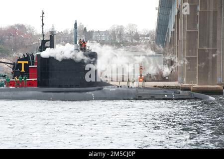 La futura USS Oregon (SSN 793) si trova sotto il Gold Star Bridge dopo la partenza dalla General Dynamics Electric Boat martedì 1 marzo 2022 in rotta verso la base sottomarina di New London. Se commissionato nei prossimi mesi, Oregon sarà il terzo degli Stati Uniti Nave navale da chiamare per lo stato 33rd e sarà il 20th Virginia classe sottomarino. Foto Stock