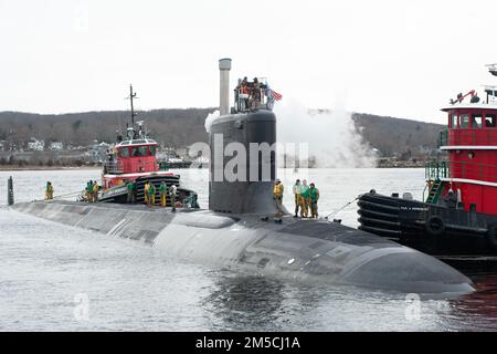 Il futuro USS Oregon (SSN 793) entra per la prima volta nella base sottomarina New London a Groton, Conn., martedì 1 marzo 2022. Il sottomarino è stato consegnato negli Stati Uniti Navy sabato 26 febbraio e sarà commissionata come nave Navy nei prossimi mesi. Foto Stock