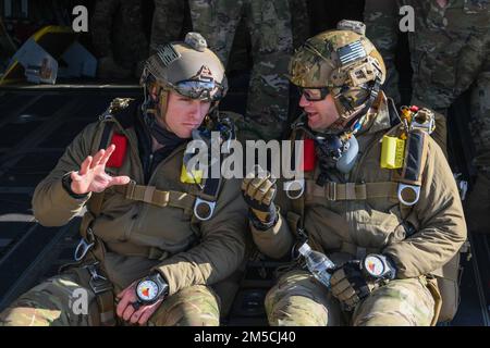 Due Stati Uniti Air Force Airmen assegnati al 57th Rescue Squadron preparano per la certificazione Jump Master presso Aviano Air base, Italia, 1 marzo 2022. La certificazione Jump master è necessaria per la formazione dei paraselabori e migliora le loro capacità missionarie. Foto Stock