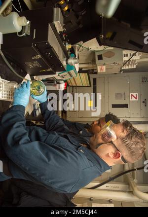 220301-N-EH998-1144 ATLANTIC OCEAN (Mar. 1,2022) gas turbine System Technician (Mechanical) 3rd Classe John McGrath prova il carburante utilizzando un rilevatore combinato di carburante contaminato a bordo del cacciatorpediniere missilistico guidato USS Farragut (DDG 99) mentre è in corso per Surface Warfare Advanced Tactical Training (SWATT). Farragut fa parte di Destroyer Squadron (DESRON) 26 che supporta Carrier Strike Group (CSG) 10. SWATT è guidata dal Naval Surface and Mine Warfighting Development Center (SMWDC) ed è progettata per aumentare la competenza, la letalità e l'interoperabilità delle unità partecipanti. Foto Stock