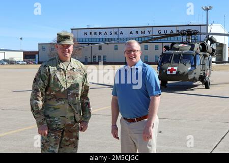 Il col. Brent Flachsbart, ufficiale della Guardia Nazionale del Nebraska per la costruzione e la manutenzione delle strutture, e il Sig. Lawrence 'Larry' Vrtiska, responsabile del programma ambientale per il Dipartimento militare del Nebraska, si trovano al di fuori dell'Army Aviation Support Facility #1 a Lincoln, Neb., 1 marzo 2022. La Guardia Nazionale dell'Esercito del Nebraska è stata premiata al 1st° posto per la Gestione delle risorse naturali (individuale/Team) nel Secretary of the Army Environmental Awards 2022 per il loro lavoro con gli Stati Uniti Geological Survey e The Crane Trust per studiare il comportamento delle gru Whooping in pericolo durante la loro migrazione annuale attraverso Centra Foto Stock