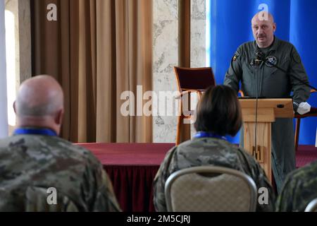 Paul Frisco, Capo del comando della Guardia Nazionale della Pennsylvania Air, e Capo Maestro Sergente dell'Aeronautica Joanne S. Bass ascoltano il Comandante delle forze aeree lituane col Dainius Guzas nelle sue osservazioni di apertura il 1 marzo 2022, All'International Senior Leaders della Conferenza delle forze aeree degli alleati e dei partner della NATO ospitata a Kaunas, Lituania, dal 1 al 3 marzo 2022. Il capo Frisco è stato un panelist in una sessione su “come delineare il futuro NCO in una più ampia comprensione militare contro una mentalità di servizio” durante il giorno 2 della conferenza. Alla conferenza ha partecipato il multipl Foto Stock