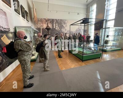 I partecipanti visitano il Museo della Grande Guerra di Vytautas come parte dei leader internazionali della Conferenza delle forze aeree degli alleati e dei partner della NATO ospitati a Kaunas, Lituania, dal 1 al 3 marzo 2022. Paul Frisco, capo del comando statale della Guardia Nazionale dell'aria della Pennsylvania, ha guidato un piccolo contingente di Airmen dalla Pennsylvania all'evento. Alla conferenza hanno partecipato numerosi alleati e partner della NATO, tra cui il Capo Maestro Sergenti delle forze aeree degli Stati Uniti, del Canada, della Danimarca, dell'Italia, del Belgio, Regno Unito, Grecia, Finlandia, Norvegia, Svezia e Romania. Pennsylvania e Lituania hanno Foto Stock