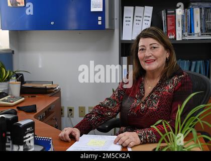 STAZIONE NAVALE ROTA, Spagna (1 marzo 2022) Ana María Bravo Rizo, tecnico di approvvigionamento per la Stazione Navale (NAVSTA) Rota, Spagna Dipartimento di alloggi, posa per una foto alla sua scrivania, 1 marzo 2022. Foto Stock