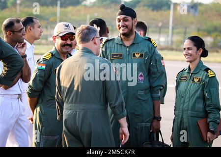 INS DEGA, India (1 marzo 2022) – CDR. Timothy Bierbach, Executive Officer dei ‘Golden Swordsmen’, Patrol Squadron (VP) 47, discute i prossimi eventi con i membri della Marina indiana prima di un volo per ‘MILANO 2022’ sulla linea di volo di INS Dega, India, 1 marzo 2022. VP-47 è attualmente schierato a NAF Misawa, Giappone che conduce le operazioni di pattuglia e ricognizione marittima e di sensibilizzazione teatrale all'interno dell'area delle operazioni della flotta degli Stati Uniti 7th (C7F) a sostegno di Commander, Task Force 72, C7F e U.S. Obiettivi del comando Indo-Pacific in tutta la regione. Foto Stock