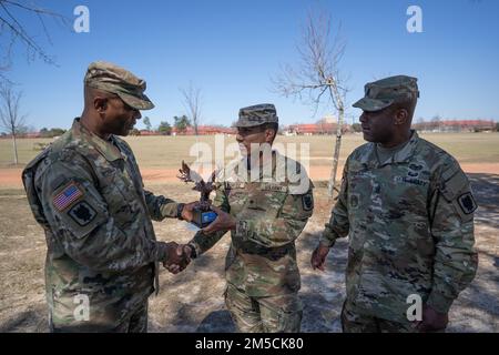 Alexander Cortez, Headquarters & Headquarters Company, 35th Corps Signal Brigade (CSB), riceve gli Stati Uniti Comando dell'esercito (FORSCOM) Premio individuale dell'esercito per l'eccellenza nella sicurezza dal Colonnello Bernard Brogan, il Comandante del CSB 35th, per conto del Gen. Michael Garrett X. Garrett, Comandante del FORSCOM, il 2 marzo 2022 a ft. Gordon, GA. Questo premio viene assegnato annualmente a una persona che ha fornito il contributo più significativo alla prevenzione degli incidenti dell'unità o delle attività. (STATI UNITI Foto dell'esercito di Capitan Eric Messmer, 35th CSB affari pubblici) Foto Stock