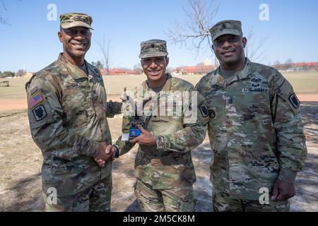 Alexander Cortez, Headquarters & Headquarters Company, 35th Corps Signal Brigade (CSB), riceve gli Stati Uniti Comando dell'esercito (FORSCOM) Premio individuale dell'esercito per l'eccellenza nella sicurezza dal Colonnello Bernard Brogan, il Comandante del CSB 35th, per conto del Gen. Michael Garrett X. Garrett, Comandante del FORSCOM, il 2 marzo 2022 a ft. Gordon, GA. Questo premio viene assegnato annualmente a una persona che ha fornito il contributo più significativo alla prevenzione degli incidenti dell'unità o delle attività. (STATI UNITI Foto dell'esercito di Capitan Eric Messmer, 35th CSB affari pubblici) Foto Stock