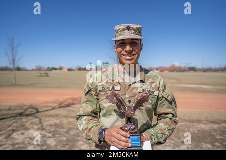 Alexander Cortez, Headquarters & Headquarters Company, 35th Corps Signal Brigade (CSB), riceve gli Stati Uniti Comando dell'esercito (FORSCOM) Premio individuale dell'esercito per l'eccellenza nella sicurezza dal Colonnello Bernard Brogan, il Comandante del CSB 35th, per conto del Gen. Michael Garrett X. Garrett, Comandante del FORSCOM, il 2 marzo 2022 a ft. Gordon, GA. Questo premio viene assegnato annualmente a una persona che ha fornito il contributo più significativo alla prevenzione degli incidenti dell'unità o delle attività. (STATI UNITI Foto dell'esercito di Capitan Eric Messmer, 35th CSB affari pubblici) Foto Stock