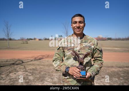 Alexander Cortez, Headquarters & Headquarters Company, 35th Corps Signal Brigade (CSB), riceve gli Stati Uniti Comando dell'esercito (FORSCOM) Premio individuale dell'esercito per l'eccellenza nella sicurezza dal Colonnello Bernard Brogan, il Comandante del CSB 35th, per conto del Gen. Michael Garrett X. Garrett, Comandante del FORSCOM, il 2 marzo 2022 a ft. Gordon, GA. Questo premio viene assegnato annualmente a una persona che ha fornito il contributo più significativo alla prevenzione degli incidenti dell'unità o delle attività. (STATI UNITI Foto dell'esercito di Capitan Eric Messmer, 35th CSB affari pubblici) Foto Stock