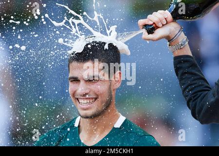 (221228) -- PECHINO, 28 dicembre 2022 (Xinhua) -- Foto del file scattata il 8 maggio 2022 mostra Carlos Alcaraz di Spagna reagisce sul podio dopo la finale maschile contro Alexander Zverev di Germania al Madrid Open di Madrid, Spagna. Il 15 novembre, il spagnolo Carlos Alcaraz, 19 anni, è stato confermato come il mondo di fine anno n° 1, diventando il più giovane ATP n° 1 di fine anno da quando il sistema di classifica è stato introdotto nel 1973 e il primo giocatore al di fuori dei Big Four - Novak Djokovic, Roger Federer, Rafael Nadal e Andy Murray - per concludere la stagione come il mondo n° 1 dal 2003. Alcaraz ha vinto cinque titoli nel 2022, Foto Stock