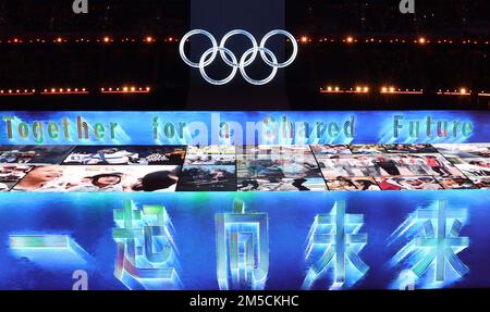 (221228) -- PECHINO, 28 dicembre 2022 (Xinhua) -- Foto del file scattata il 4 febbraio 2022 mostra il fiume di immagini durante la cerimonia di apertura dei Giochi Olimpici invernali di Pechino 2022 allo Stadio Nazionale di Pechino, capitale della Cina. Pechino ha ospitato con successo i Giochi Olimpici invernali dal 4 al 20 febbraio e i Giochi Paralimpici invernali dal 4 al 13 marzo. Il presidente cinese Xi Jinping ha partecipato alle cerimonie di apertura e chiusura e ha dichiarato entrambi gli eventi aperti. La Cina ha intagliato nove medaglie d'oro, quattro d'argento e due di bronzo per classificarsi al terzo posto, con il numero di medaglie d'oro e totali che segnano i massimi record Foto Stock