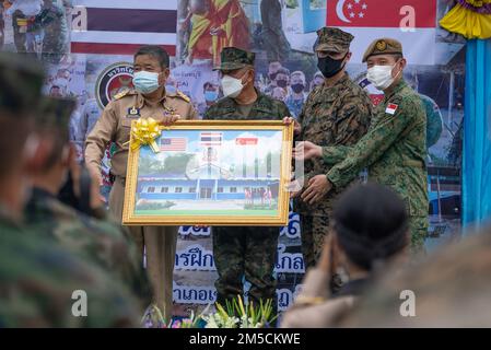 I leader delle forze armate thailandesi, americane e singaporiane ricevono una foto commemorativa alla cerimonia di dedicazione per una nuova classe costruita durante l'esercizio Cobra Gold 2022 presso la Wat Khlong Takian School, Chanthaburi, Regno di Thailandia, 2 marzo 2022. Marines del 9th Engineer Support Battalion, 3rd Marine Logistics Group, insieme alle forze armate di Singapore e al Royal Thai Marine Corps, costruì la nuova classe durante questo periodo per la Wat Khlong Takian School, una scuola elementare nel distretto di Khao Khitchakut. CG 22 è l'iterazione 41st dell'exe di formazione internazionale Foto Stock