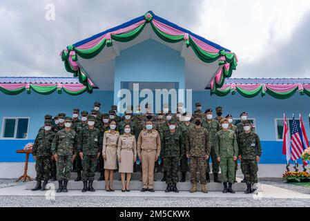 I membri di servizio delle forze armate thailandesi, singaporiane e americane partecipano alla cerimonia di dedicazione per una nuova classe costruita durante l'esercizio Cobra Gold 2022 presso la Wat Khlong Takian School, Chanthaburi, Regno di Thailandia, 2 marzo 2022. Marines del 9th Engineer Support Battalion, 3rd Marine Logistics Group, insieme alle forze armate di Singapore e al Royal Thai Marine Corps, costruì la nuova classe durante questo periodo per la Wat Khlong Takian School, una scuola elementare nel distretto di Khao Khitchakut. CG 22 è l'iterazione 41st dell'esercizio di formazione internazionale che supporta Foto Stock