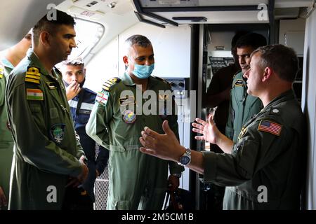 INS DEGA, India (2 marzo 2022) – CDR. Timothy Bierbach, Right, Executive Officer dei ‘Golden Swordsmen’, Patrol Squadron (VP) 47, discute i prossimi eventi con i membri della Marina indiana prima di un volo per ‘MILANO 2022’ sulla linea di volo di INS Dega, India, 2 marzo 2022. VP-47 è attualmente schierato a NAF Misawa, Giappone che conduce le operazioni di pattuglia e ricognizione marittima e di sensibilizzazione teatrale all'interno dell'area delle operazioni della flotta degli Stati Uniti 7th (C7F) a sostegno di Commander, Task Force 72, C7F e U.S. Obiettivi del comando Indo-Pacific in tutta la regione. Foto Stock