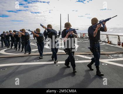 OCEANO ATLANTICO (2 marzo 2022) – i marinai assegnati alla visita, bordo, ricerca e sequestro (VBSS) team Walkthrough uno scenario di allenamento a bordo del cacciatorpediniere missilistico guidato di classe Arleigh Burke USS Porter (DDG 78), 2 marzo 2022. Porter, distribuito in futuro a Rota, Spagna, è attualmente in corso negli Stati Uniti Sesta area di attività Fleet a sostegno di alleati e partner regionali e interessi di sicurezza nazionale degli Stati Uniti in Europa e in Africa. Foto Stock