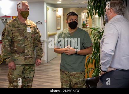 Brig. Il generale Darwin Craig, direttore del personale congiunto, della Guardia Nazionale dello Utah, e Jared Wandell, responsabile della gestione delle emergenze, della Guardia Nazionale dello Utah, Christopher Herrera, membro della Joint Task Force COVID-19, presso Southgate Senior Living, ha parlato della sua esperienza nelle strutture di assistenza senior di St George, Utah, il 2 marzo 2022. Alla luce delle recenti carenze di personale sanitario, Craig è stato accolto con gratitudine e osservazioni illuminanti da parte dei membri del consiglio di amministrazione e del personale in merito al sostegno dei membri della Guardia Nazionale dello Utah della Joint Task Force COVID-19 mentre visitava le strutture sanitarie in Foto Stock