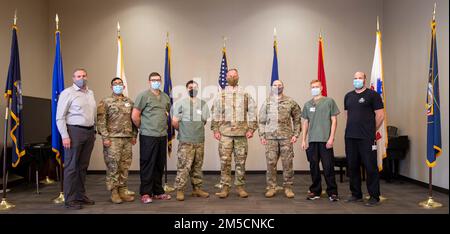 Brig. Il generale Darwin Craig, direttore del personale congiunto, della Guardia Nazionale dello Utah, e Jared Wandell, responsabile della gestione delle emergenze, della Guardia Nazionale dello Utah, Visita con i membri della Guardia Nazionale dello Utah della Joint Task Force COVID-19 che serve alla Casa dei Veterani dello Utah meridionale a Ivins, Utah, il 2 marzo 2022. Alla luce delle recenti carenze di personale sanitario, Craig è stato accolto con gratitudine e osservazioni illuminanti da parte dei membri del consiglio di amministrazione e del personale per quanto riguarda il sostegno dei membri della Guardia Nazionale dello Utah della Joint Task Force COVID-19 mentre visitava le strutture sanitarie di St George. Foto Stock