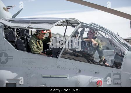 STATI UNITI Corpo marino Lance CPL. Dominic Estrada, a sinistra, Jonathan Ware, entrambi i tecnici dell'ordinanza aeronautica con Marine Light Attack Helicopter Squadron 267, Marine Aircraft Group 39, 3rd Marine Aircraft Wing, preparano missili aria-terra congiunti (JAGM) su un AH-1Z Viper prima di un volo di linea a Marine Corps Air Station Camp Pendleton, California, 2 marzo 2022. Lo scopo del JAGM è quello di sostenere operazioni di base avanzate di spedizione, come la conduzione di scioperi e missioni di supporto aereo ravvicinate. Foto Stock