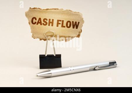 Concetto industriale e commerciale. Accanto alla maniglia è presente una clip da ufficio con un cartello. Sul piatto è riportata l'iscrizione "Cash Flow" Foto Stock