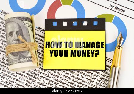 Concetto aziendale. Sui documenti con i diagrammi ci sono dollari, una penna e adesivi gialli con l'iscrizione - come gestire il vostro denaro Foto Stock