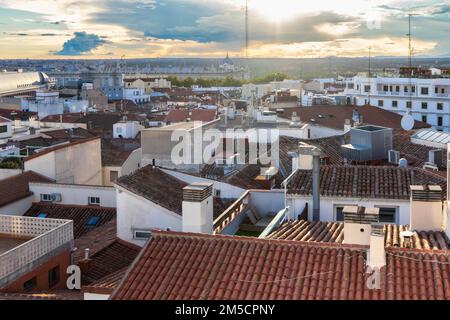 Tetti di Madrid. Vista aerea della città vecchia contro il cielo nuvoloso Foto Stock