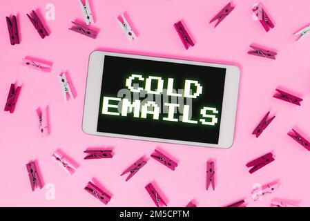 Visualizzazione concettuale delle e-mail a freddo. Parola per e-mail non richieste inviate a un destinatario senza contatto preventivo Foto Stock