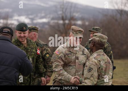 Comandante della componente della terra alleata della NATO USA Roger Cloutier, il generale dell'esercito, scuote le mani con il Colonnello Kendrick Traylor, comandante del gruppo di sostegno dell'area del Mar Nero, dopo aver ammirato le strutture della Novo Selo Training Area, Bulgaria, il 3 marzo 2022. La Novo Selo Training Area è una struttura di formazione gestita dal gruppo di sostegno dell'area-Mar Nero ed è utilizzata per condurre esercitazioni di addestramento militare e per promuovere relazioni bilaterali con le forze terrestri bulgare. Foto Stock