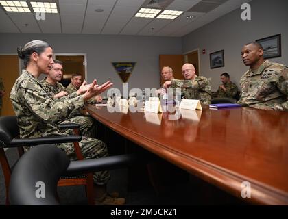 220302-N-OX321-1021 STAZIONE AERONAVALE SIGONELLA, Italia (2 marzo 2022) Stazione aeronavale Sigonella la leadership incontra il Lt. Gen. Ron Place, direttore della Defense Health Agency e Bruce Gillingham, chirurgo generale degli Stati Uniti Navy, su NAS Sigonella, 2 marzo 2022. La posizione strategica di NAS Sigonella consente alle forze nazionali degli Stati Uniti, alleate e partner di implementare e rispondere come richiesto per garantire sicurezza e stabilità in Europa, Africa e comando centrale. Foto Stock