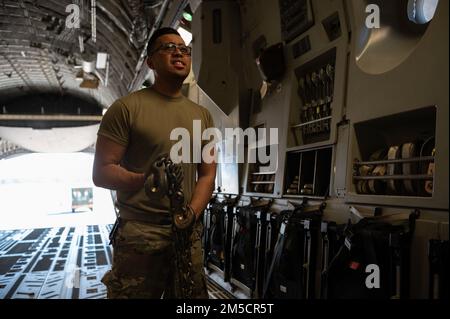 STATI UNITI Marvin Agustin, 621st Contingency Response Squadron portatore aereo, tiene catene utilizzate per ancorare le attrezzature per il trasporto a bordo di un C-17 Globemaster III, 2 marzo 2022, presso l'Hunter Army Airfield, Savannah, Georgia. I militari assegnati allo Squadrone di risposta di contingenza 621st, 321st CRS e 621st Squadrone di operazioni di supporto di mobilità integrati con i soldati assegnati alla Divisione di Fanteria 3rd e al Gruppo di controllo di volo di partenza di arrivo per trattare il carico, le attrezzature e il personale per un rapido spiegamento. Foto Stock