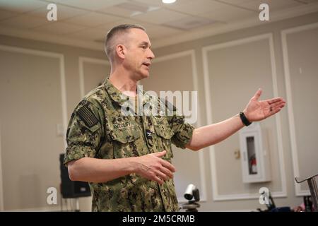 PENSACOLA, Fla. (2 marzo 2022) il Capitano Steven W. Antcliff, comandante del Submarine Learning Center, fornisce una breve presentazione da una sessione di breakout su Ready Rangent Learning (RRL) presso il Naval Education and Training Command (NETC), sito di primavera presso la base aerea navale di Pensacola. RRL è un investimento a lungo termine per migliorare le prestazioni individuali di Sailor e migliorare la disponibilità della flotta con tre componenti principali che affrontano quando, come e dove i marinai sono addestrati. La riunione fuori sede è stata un'opportunità per la leadership di dominio NETC/MyNavy HR Force Development per discutere di una gamma Foto Stock