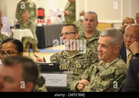 PENSACOLA, Fla. (2 marzo 2022) il capitano Peter J. Maculan, ufficiale comandante, Center for Seabees and Facilities Engineering and Naval Civil Engineer Corps Officers School, centro, commenta durante una breve presentazione al Naval Education and Training Command (NETC), sito di primavera presso la Naval Air Station Pensacola. L'incontro è stato un'opportunità per la leadership di dominio NETC/MyNavy HR Force Development di discutere una serie di priorità e questioni che si estendono attraverso la missione "strada per la flotta" di reclutamento, formazione e consegna di combattenti pronti per il combattimento alla flotta. Foto Stock