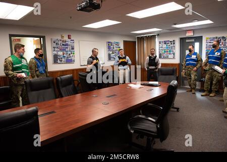 I membri dell'Ufficio delle indagini speciali parlano con gli ispettori dell'Ala su come avrebbero ispezionato una scena criminale alla base dell'aeronautica militare di Mountain Home, Idaho, 2 marzo 2022. Gli ispettori dell'Ala hanno valutato gli Airmen su come hanno svolto bene il loro ruolo in un esercizio attivo dello sparatutto. Foto Stock