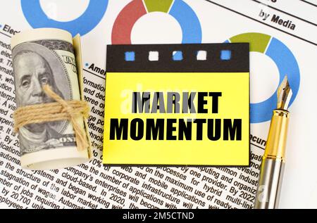 Concetto aziendale. Sui documenti con i diagrammi ci sono dollari, una penna e adesivi gialli con l'iscrizione - SLANCIO DI MERCATO Foto Stock