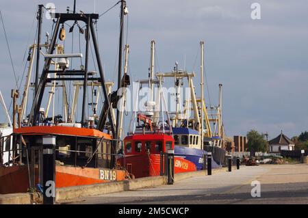 Colorate barche da pesca ormeggiate sul fiume Haven in una giornata di sole a Boston nel Lincolnshire Foto Stock