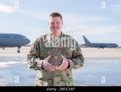 Il Capitano Richard Lambert, coordinatore STEM per il Thunder Over New Hampshire Air Show, ha ricevuto un premio dalla recente Convention Internazionale degli spettacoli aerei a Las Vegas, NV, sulla linea di volo alla base della Guardia Nazionale di Pease Air, New Hampshire 2 marzo 2022. Il primo Air Show a Pease in oltre un decennio ha guadagnato oro nella categoria Military Air Show/Open House Pinnacle Awards. Foto Stock