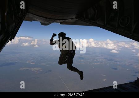 NEGLI STATI UNITI Esercito Verde Beret assegnato a 3rd Special Forces Group (Airborne) conduce una caduta aerea sul Thebephastwa Airfield, Botswana, 2 marzo 2022. I salti militari sono condotti da altitudini comprese tra i 10.000 e i 25.000 metri. 3rd SFG lavora con le forze partner per aiutare a mantenere le qualifiche di salto e insegnare le tecniche di inserimento. Foto Stock