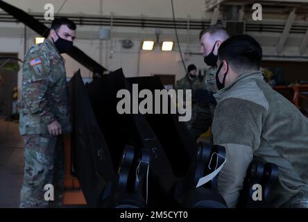 Un CH-47 Helicopter Repairers assegnato a Bravo Company, 602nd Battaglione di supporto dell'aviazione, 2nd Brigata dell'aviazione di combattimento, 2nd Divisione di fanteria-ROK/US Combined Division conduce un'ispezione approfondita del rotore sull'elicottero CH-47 Chinook, 3 marzo 2022 su Camp Humphreys. Ogni elicottero della cabina 2nd richiede un team specializzato per la manutenzione e può richiedere fino a 28 giorni per garantire che l'aereo sia sicuro per volare. Foto Stock