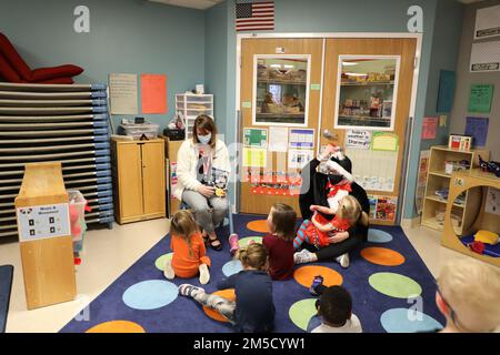 Il 2 marzo 2022, a Fort McCoy, Wisconsin, Dawn poss, moglie del Comandante Garrison col. Michael poss, legge 'non c'è posto come lo spazio', con personaggi del Dr. Seuss, agli studenti che frequentano il Child Development Center. Il 2 marzo è il compleanno di Theodor Seuss Geisel e il National Read Across America Day. Poss ha letto i libri del Dott. Seuss in parecchie aule al CDC. I membri del personale degli studenti del CDC si vestirono come i personaggi del Dr. Seuss o con colori vivaci e brillanti per catturare lo spirito dei suoi libri. Foto Stock