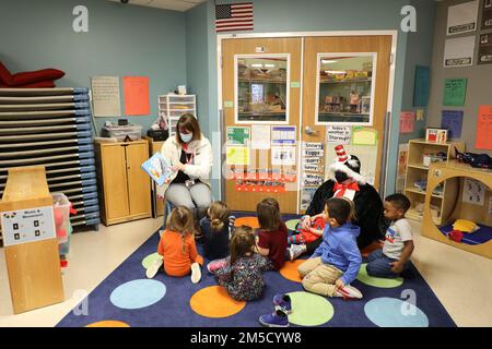 Il 2 marzo 2022, a Fort McCoy, Wisconsin, Dawn poss, moglie del Comandante Garrison col. Michael poss, legge 'non c'è posto come lo spazio', con personaggi del Dr. Seuss, agli studenti che frequentano il Child Development Center. Il 2 marzo è il compleanno di Theodor Seuss Geisel e il National Read Across America Day. Poss ha letto i libri del Dott. Seuss in parecchie aule al CDC. I membri del personale degli studenti del CDC si vestirono come i personaggi del Dr. Seuss o con colori vivaci e brillanti per catturare lo spirito dei suoi libri. Foto Stock