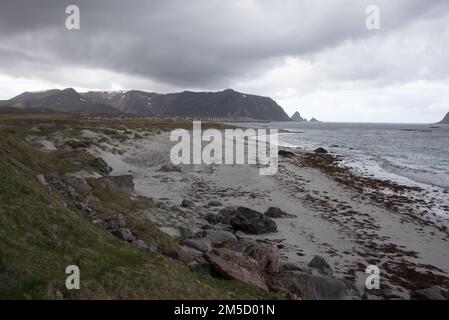 Andøya è un'isola di Vesterålen coperta di paludi e tundra artuc nel suo centro e massi lungo la costa. Foto Stock