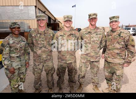 Andrew Olson, Sgt. Hunter Grover, e Sgt. Zach Phelps posano con il comando Sgt. Maj. Michael M. Perry III, consulente senior, 1st Theater Sustainment Command, e il comando Sgt. Maj. Phelicea M. Redd, consulente senior, 1st TSC posto di comando operativo, a Camp Buehring, Kuwait, 2 marzo 2022. I soldati, assegnati alla 1063rd Maintenance Company, 389th Battaglione di supporto ai combattimenti, ogni grandine da Lewistown, Month., e si sono laureati alla Fergus High School. Olson e Phelps si sono conosciuti fin dall'infanzia, e Grover li ha incontrati quando ha frequentato la Fergus High School du Foto Stock