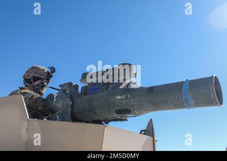 Un soldato del 1st Battaglione, 87th° reggimento fanteria, 1st° squadra di combattimento Brigade, 10th° divisione montagna, siede in un sistema ITAS (Improved Target Acquisition System) montato su un veicolo a ruote multiuso ad alta mobilità (HMV) sulla gamma 48 a Fort Drum, N.Y., 2 marzo 2022. L'ITAS può essere montato su un veicolo o assemblato come arma da terra per un soldato da utilizzare. Foto Stock