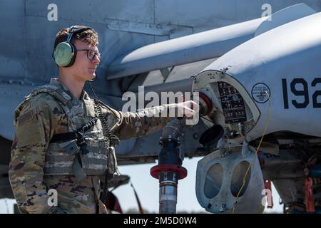 STATI UNITI Air Force Senior Airman Justin Jeffers, 74th Fighter Generation Squadron assistente dedicato capo equipaggio, rifornimento un A-10C Thunderbolt II durante un Integrated Combat Turn (ICT) come parte di Exercise Ready Tiger 22-01 ad Avon Park, Florida, 1 marzo 2022. Le TIC consentono di riarmare e rifornire rapidamente gli aeromobili per riportarli in aria il più rapidamente possibile. Ready Tiger è un esercizio Lead-Wing incentrato sulla verifica della capacità della Moody Air Force base di utilizzare i quadroni della base aerea per contribuire a generare downrange di potenza aerea e mantenere il comando e il controllo in ambienti contesi. Foto Stock